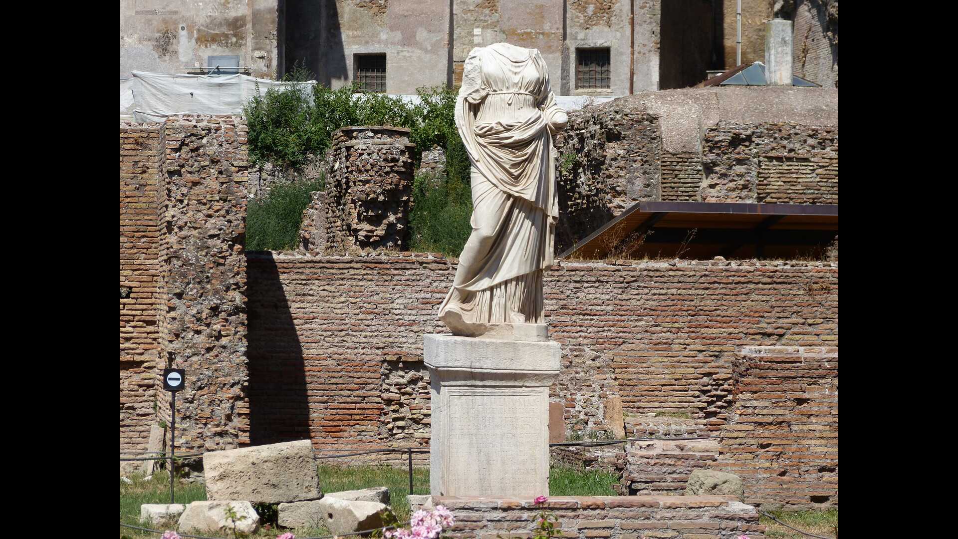 Maison des Vestales : Photo prise à Rome aujourd'hui. Statue de Vestale dans la cour de la maison des Vestales