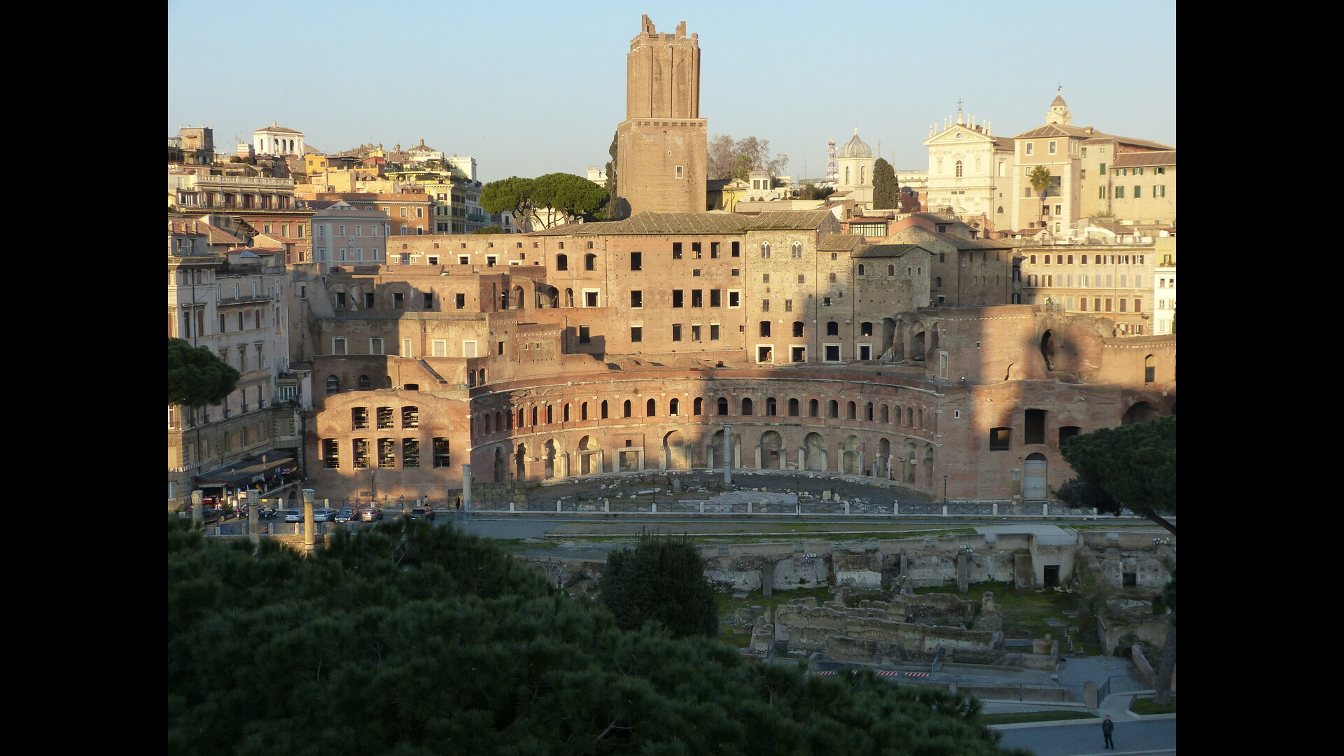 MarchesTrajan : Photo prise à Rome aujourd'hui. Les "marchés" de Trajan vus du Capitole