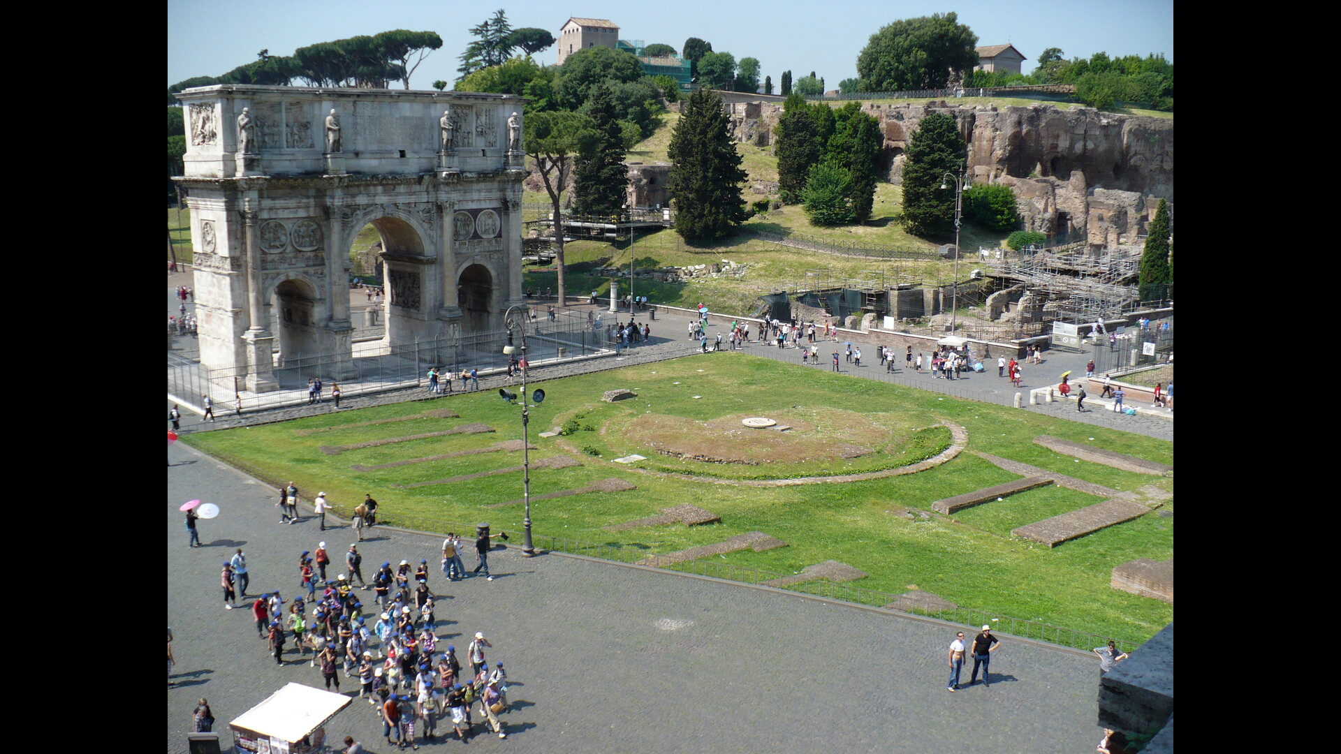 Meta sudans : Photo prise à Rome aujourd'hui. Emplacement de la Meta Sudans vu depuis le Colisée