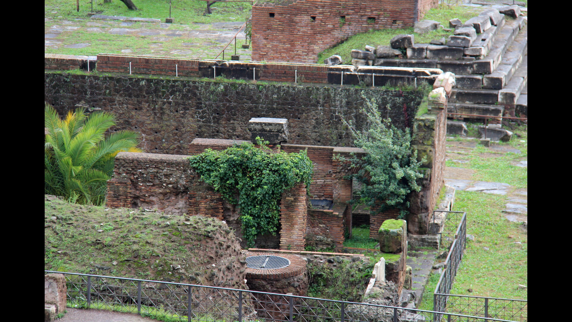 Milliaire d'or : Photo prise à Rome aujourd'hui. Emplacement du Milliaire d’or à l’arrière des rostres d’Auguste ?