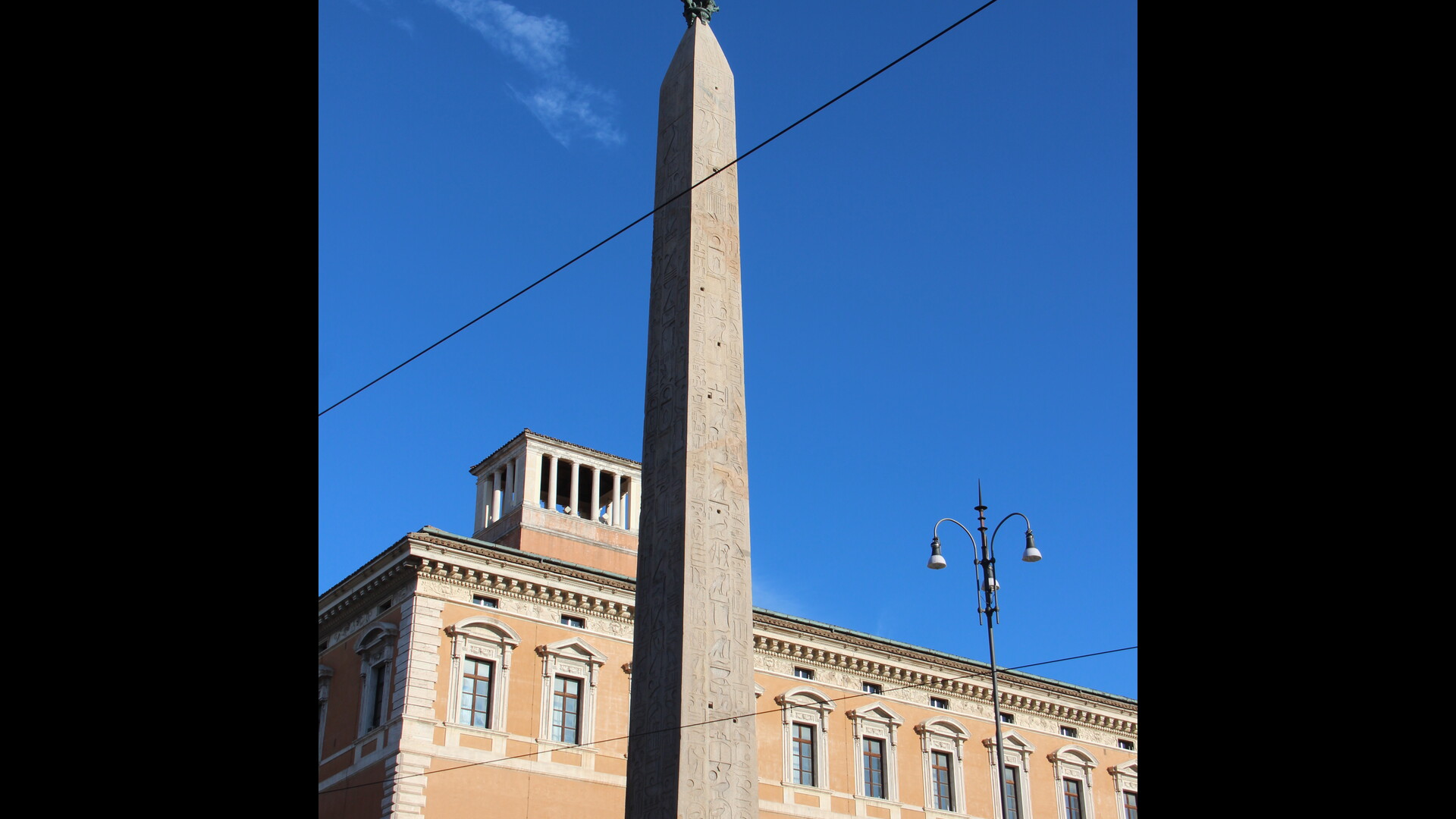 Obélisque de Constance II sur le Grand Cirque : Photo prise à Rome aujourd'hui. Obélisque de Constance II autrefois sur le Grand Cirque, aujourd’hui place du Latran