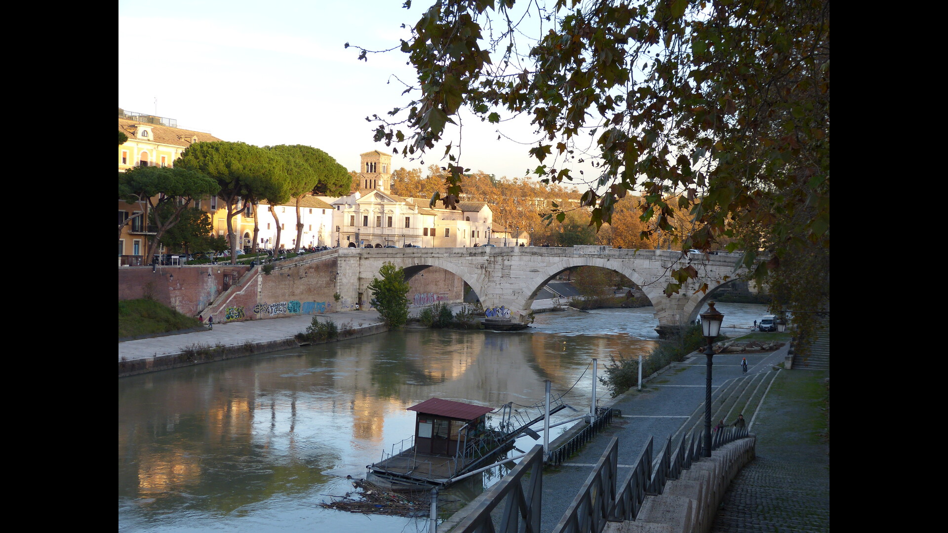 Pont Cestius : Photo prise à Rome aujourd'hui.