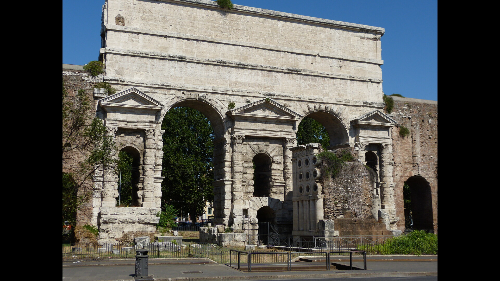 Porte Majeure : Photo prise à Rome aujourd'hui.