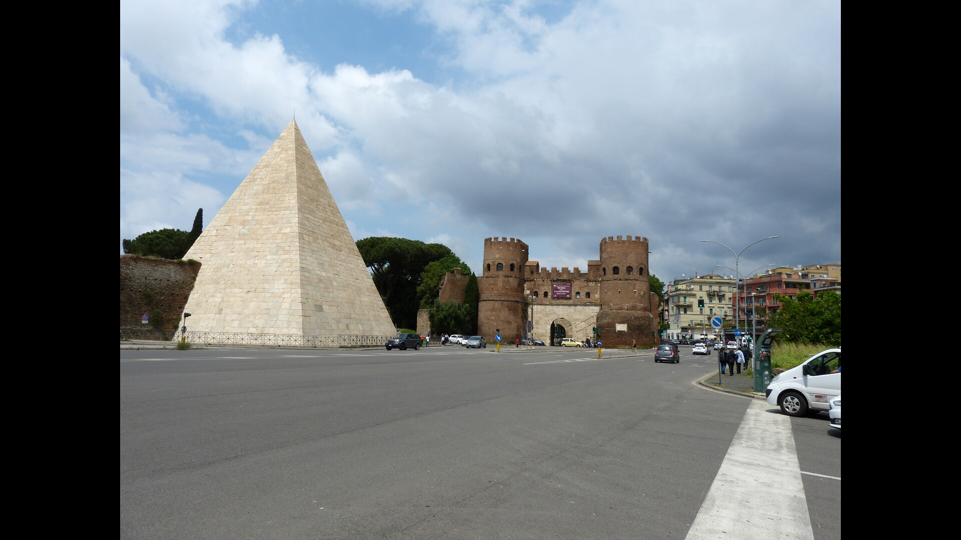 Porte Ostiensis : Photo prise à Rome aujourd'hui.