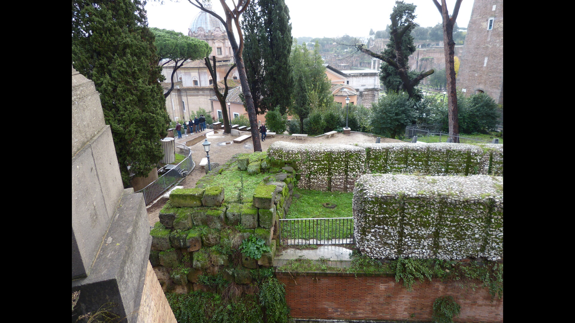 Roche tarpéienne : Photo prise à Rome aujourd'hui. Emplacement supposé de la roche Tarpéienne
