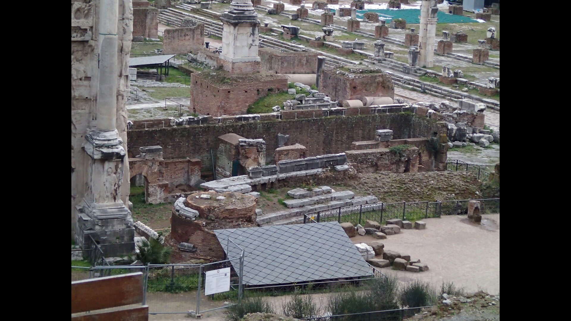 Rostres d'Auguste : Photo prise à Rome aujourd'hui. Arrière des Rostres d’Auguste