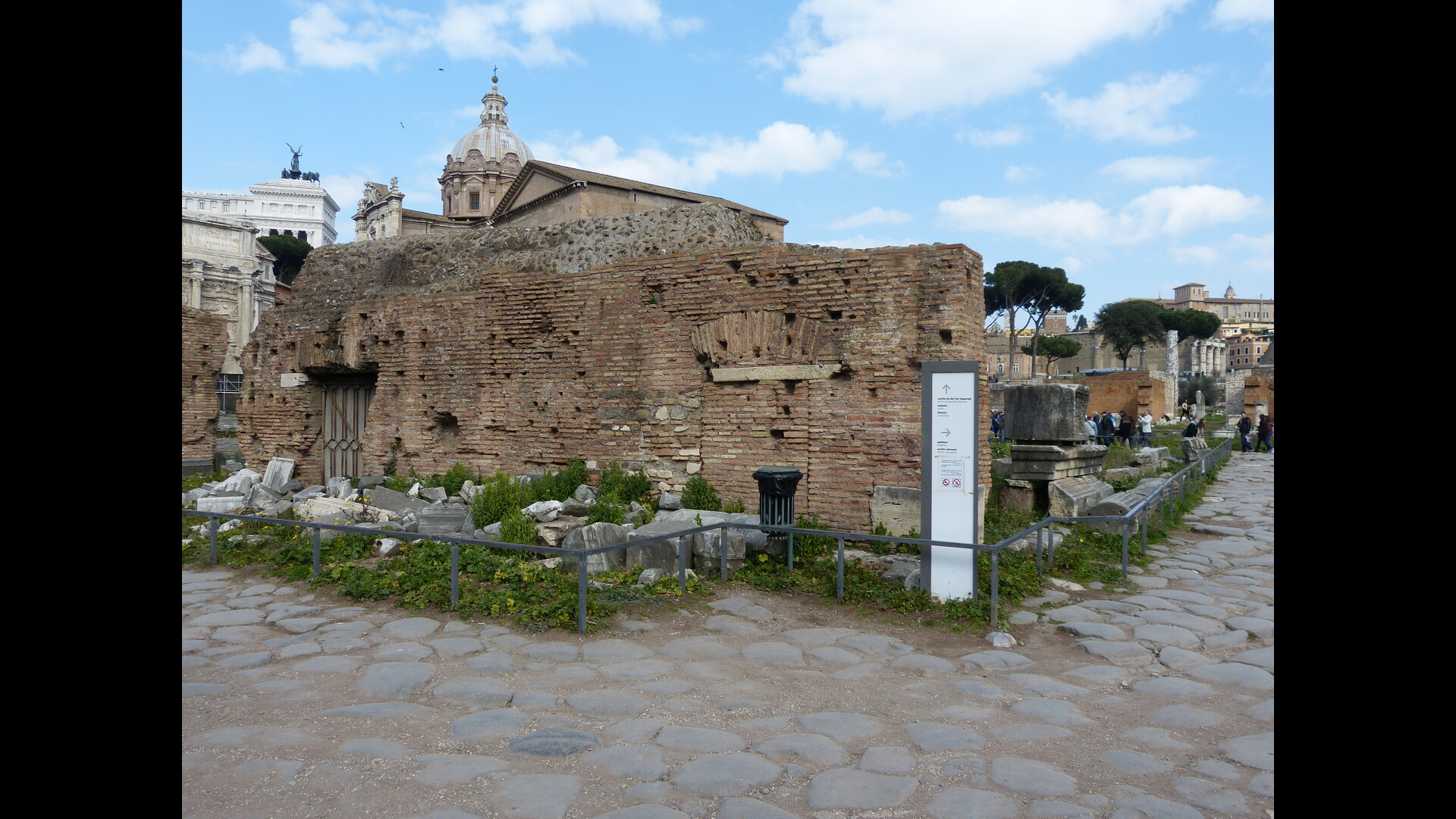 Rostres de Dioclétien : Photo prise à Rome aujourd'hui.