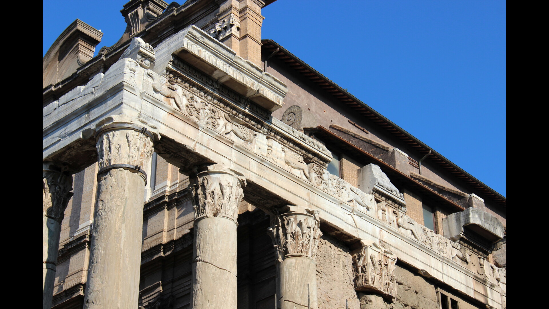 Temple d'Antonin et Faustine : Photo prise à Rome aujourd'hui. Temple d’Antonin et Faustine