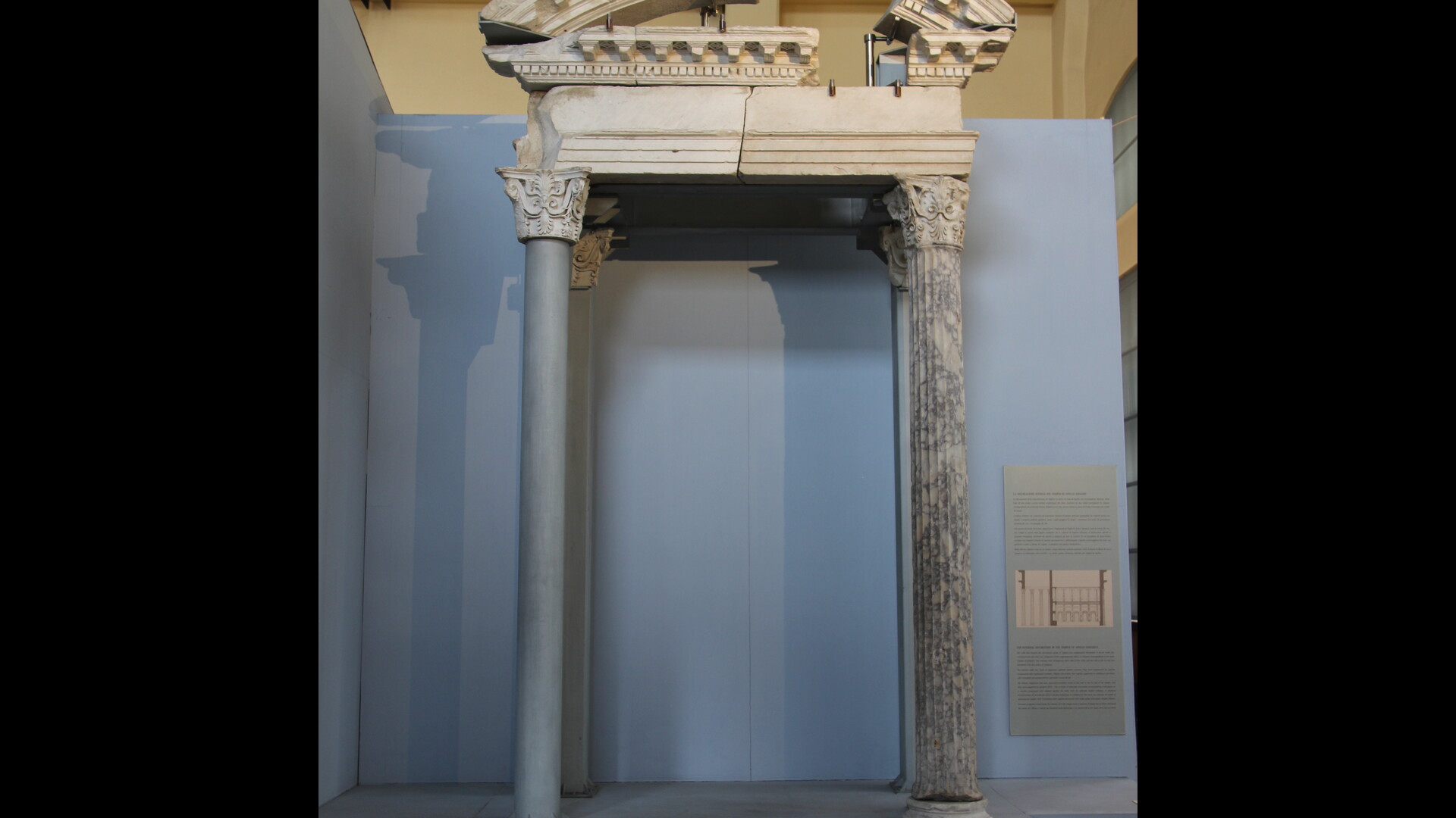 Temple d'Apollon Sosianus : Photo prise à Rome aujourd'hui. Elément de la cella du temple d’Apollon Sosianus conservé au musée de la centrale Montemartini