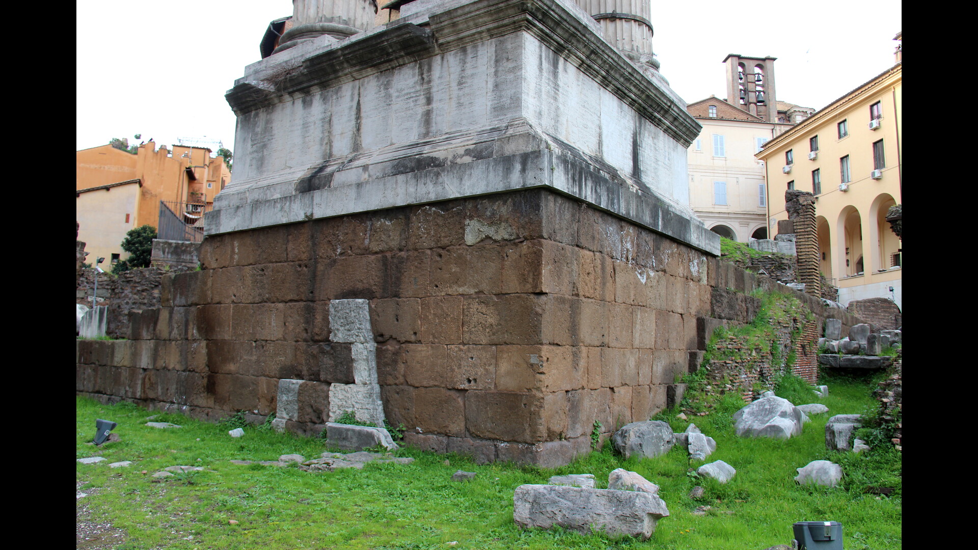 Temple d'Apollon Sosianus : Photo prise à Rome aujourd'hui. Podium du temple d’Apollon Sosianus