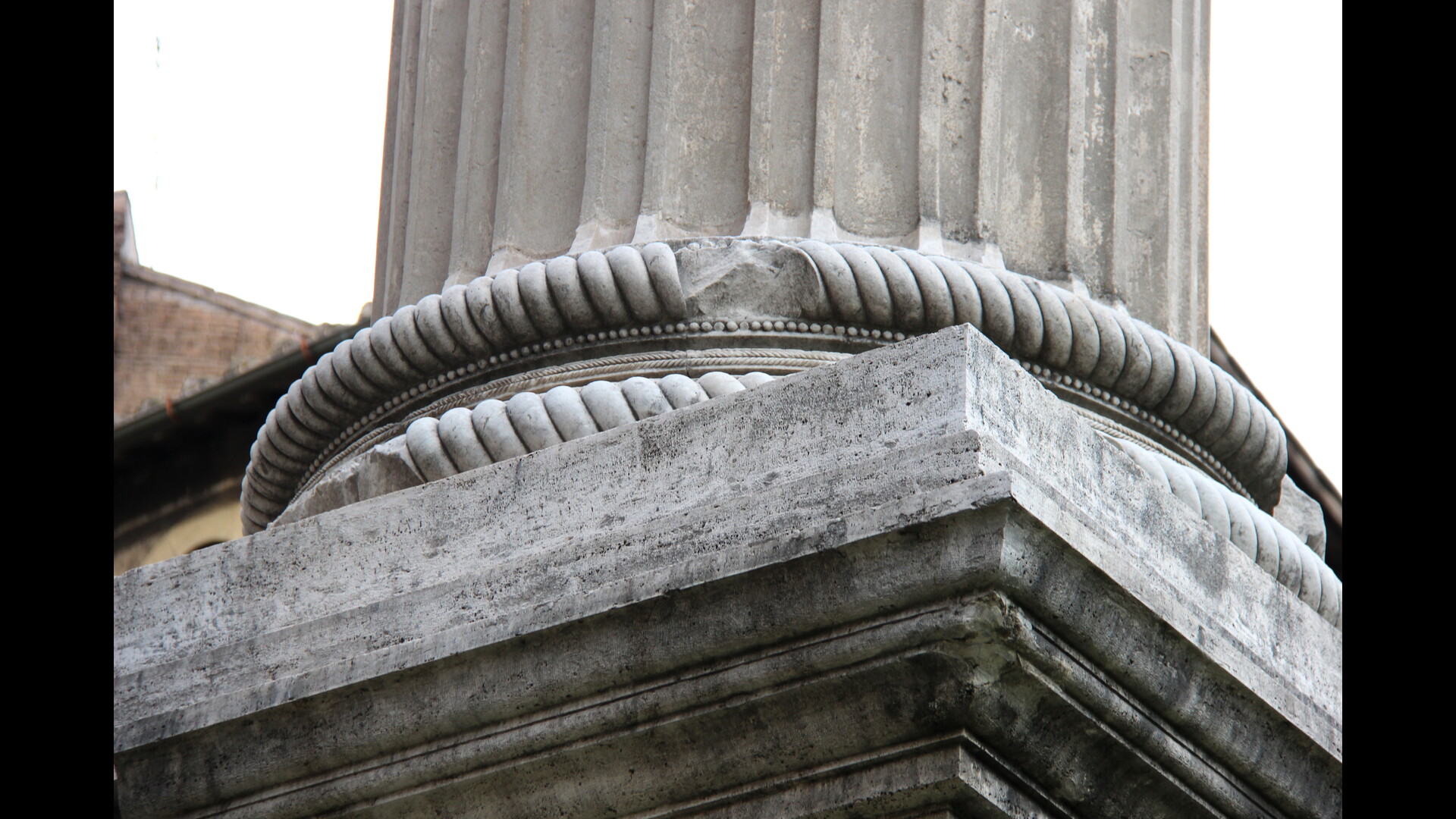 Temple d'Apollon Sosianus : Photo prise à Rome aujourd'hui. Détail de la base des colonnes du temple d’Apollon Sosianus