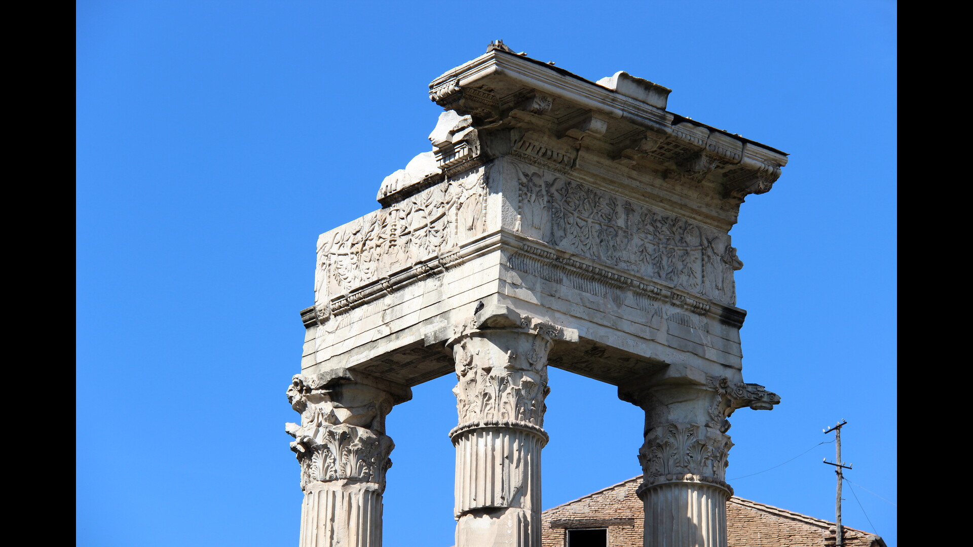 Temple d'Apollon Sosianus : Photo prise à Rome aujourd'hui. Entablement du temple d’Apollon Sosianus