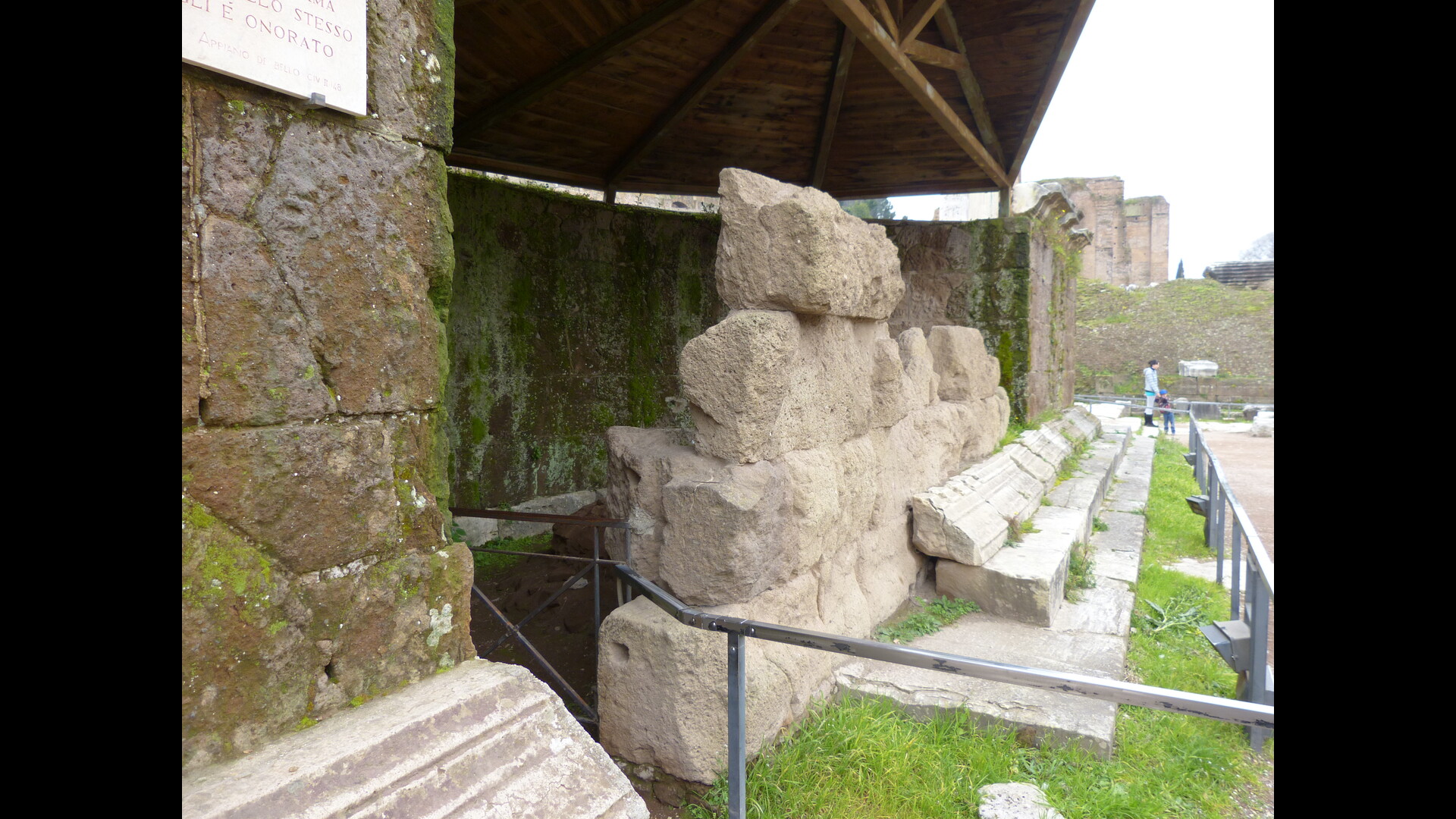 TempleCesarDivinise : Photo prise à Rome aujourd'hui. Exèdre (murée par la suite) marquant l’emplacement où le corps de César fut brulé