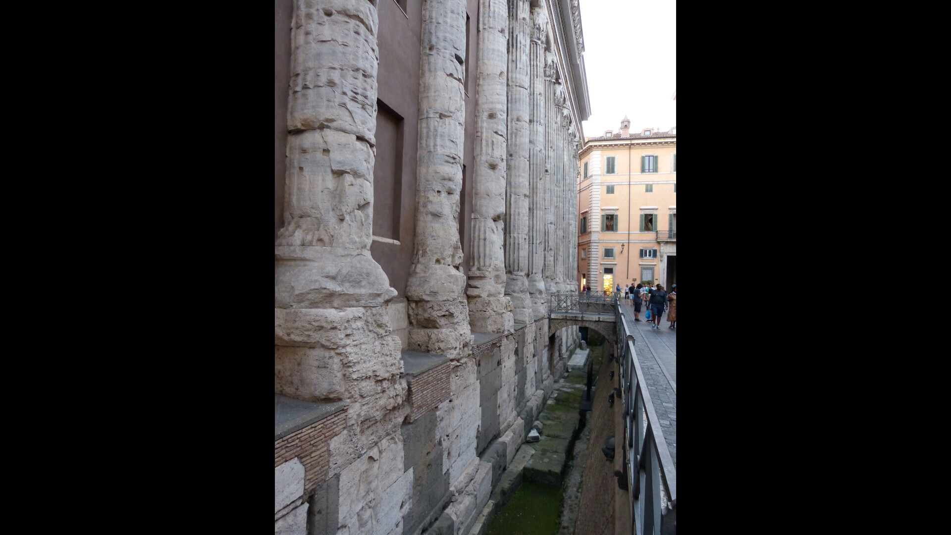Temple d'Hadrien : Photo prise à Rome aujourd'hui. Temple d’Hadrien