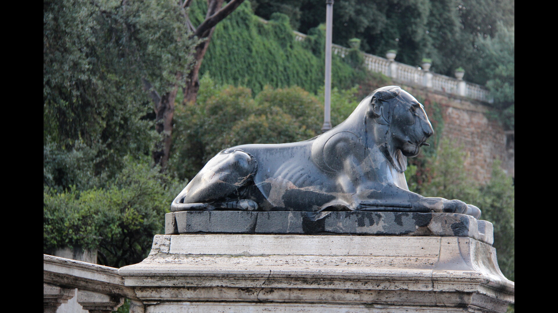 Temple d'Isis (Champ de Mars) : Photo prise à Rome aujourd'hui. Lion provenant du temple d’Isis (aujourd’hui sur les escaliers d’accès au Capitole)