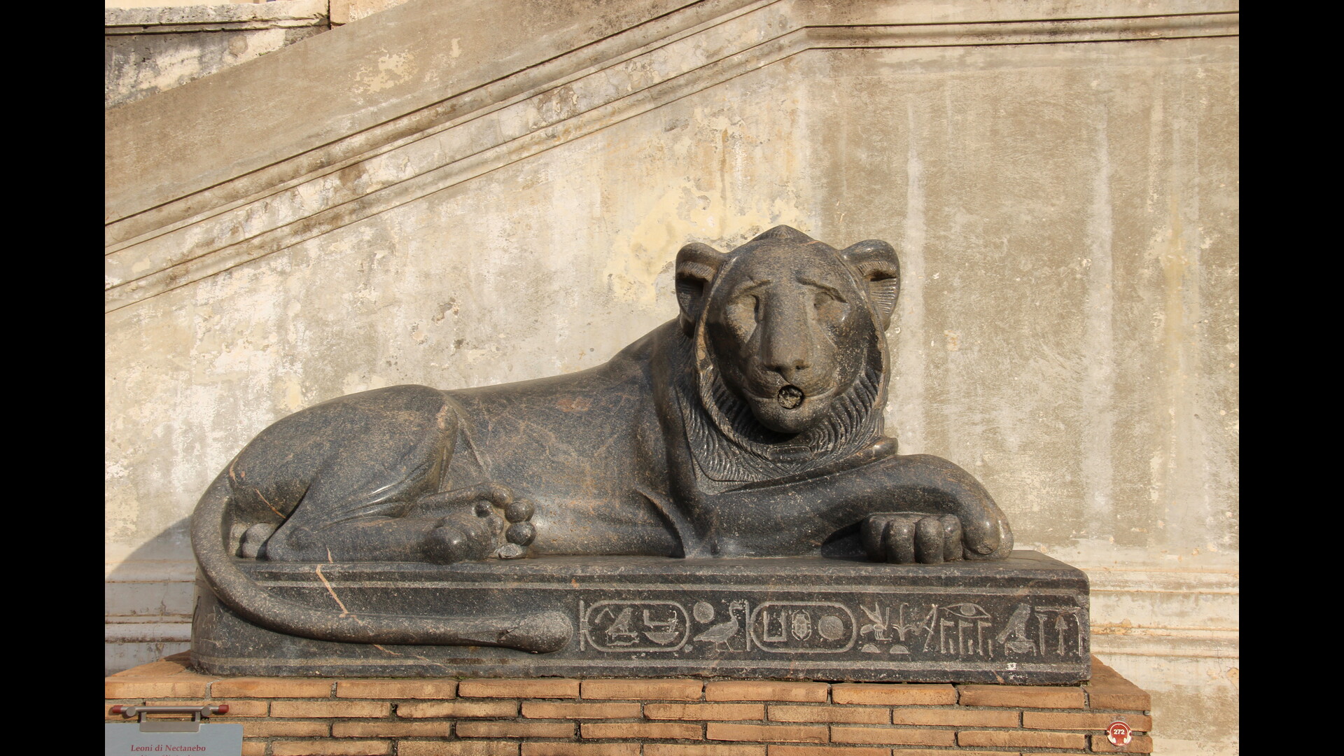 Temple d'Isis (Champ de Mars) : Photo prise à Rome aujourd'hui. Lion provenant du temple d’Isis (aujourd’hui aux Musées du Vatican)