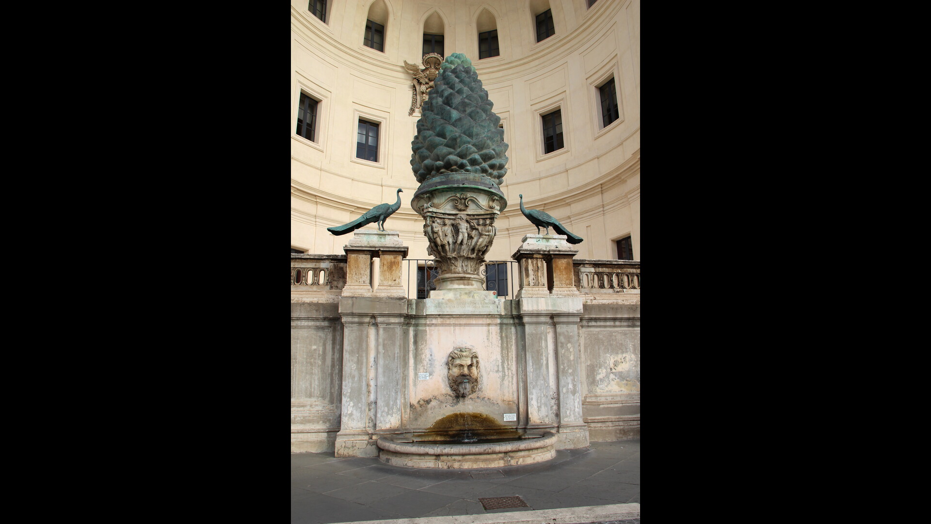 Temple d'Isis (Champ de Mars) : Photo prise à Rome aujourd'hui. Pomme de pin provenant du temple d’Isis (aujourd’hui aux Musées du Vatican)
