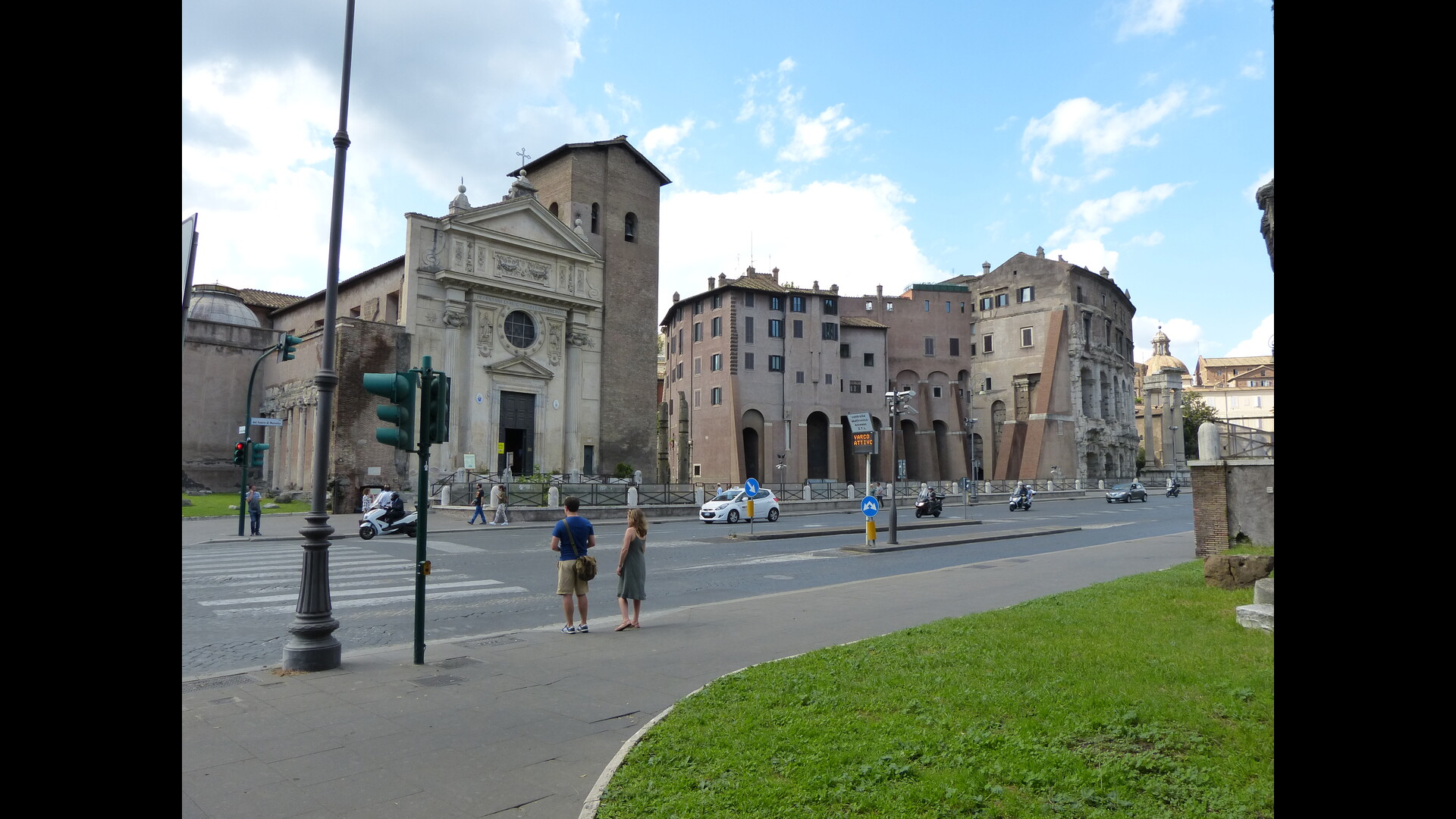 Temple de Janus (Forum Holitorium) : Photo prise à Rome aujourd'hui. Vue générale du forum holitorium avec le temple de Janus à droite de l’église San Nicola in Carcere