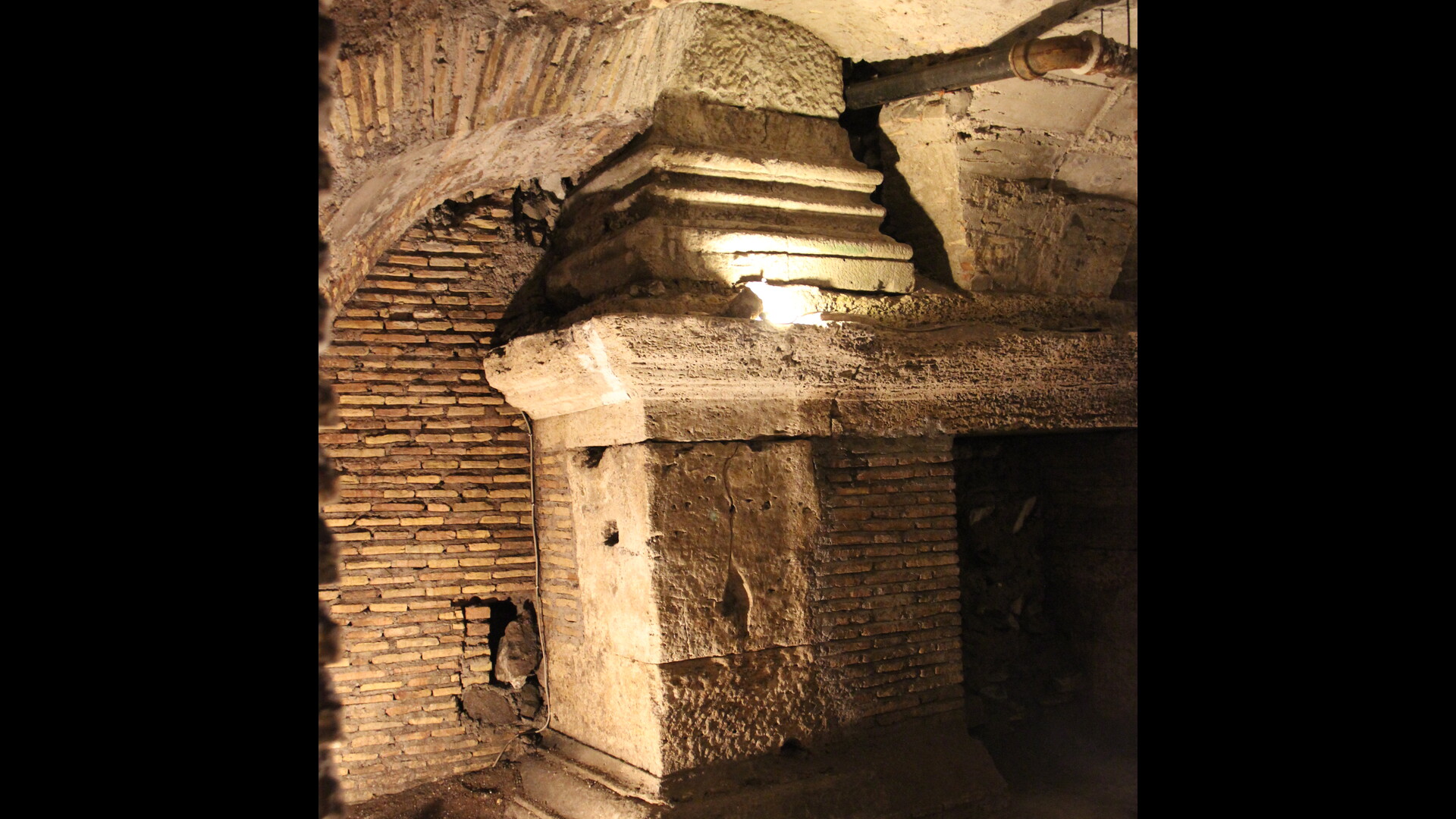 Temple de Janus (Forum Holitorium) : Photo prise à Rome aujourd'hui. Soubassement du temple de Janus (sous-sols de l’église San Nicolas in Carcere)