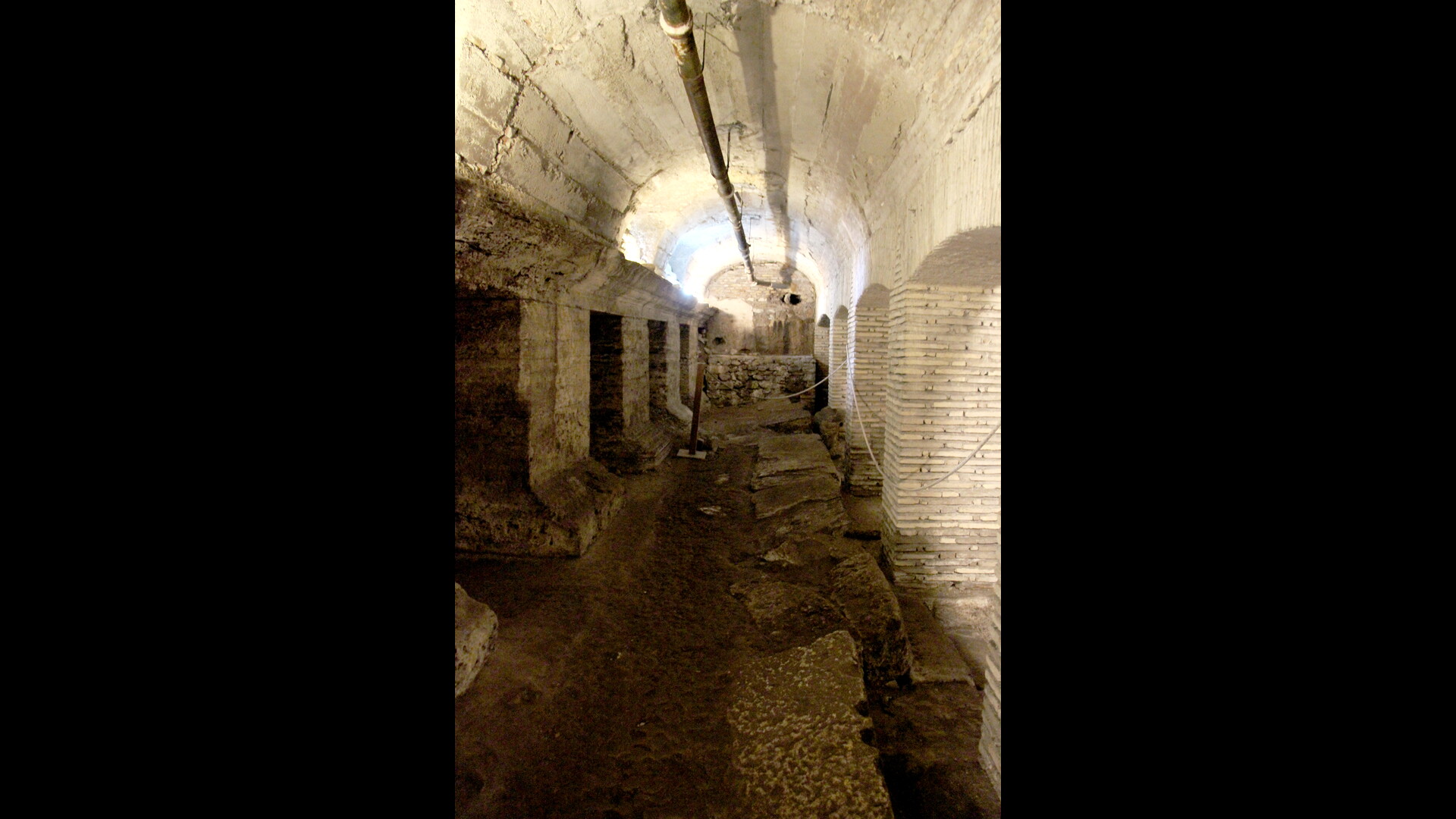 Temple de Janus (Forum Holitorium) : Photo prise à Rome aujourd'hui. Soubassement du temple de Janus (sous-sols de l’église San Nicolas in Carcere)