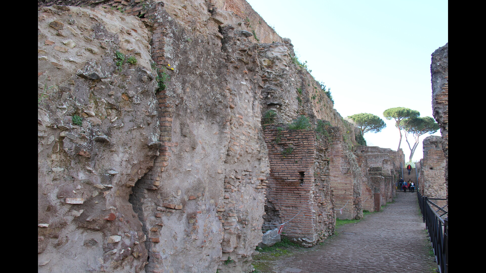 Temple de Jupiter Vltor : Photo prise à Rome aujourd'hui. Substructions de la terrasse du temple de Iupiter Vltor (auparavant temple d’Elagabal)