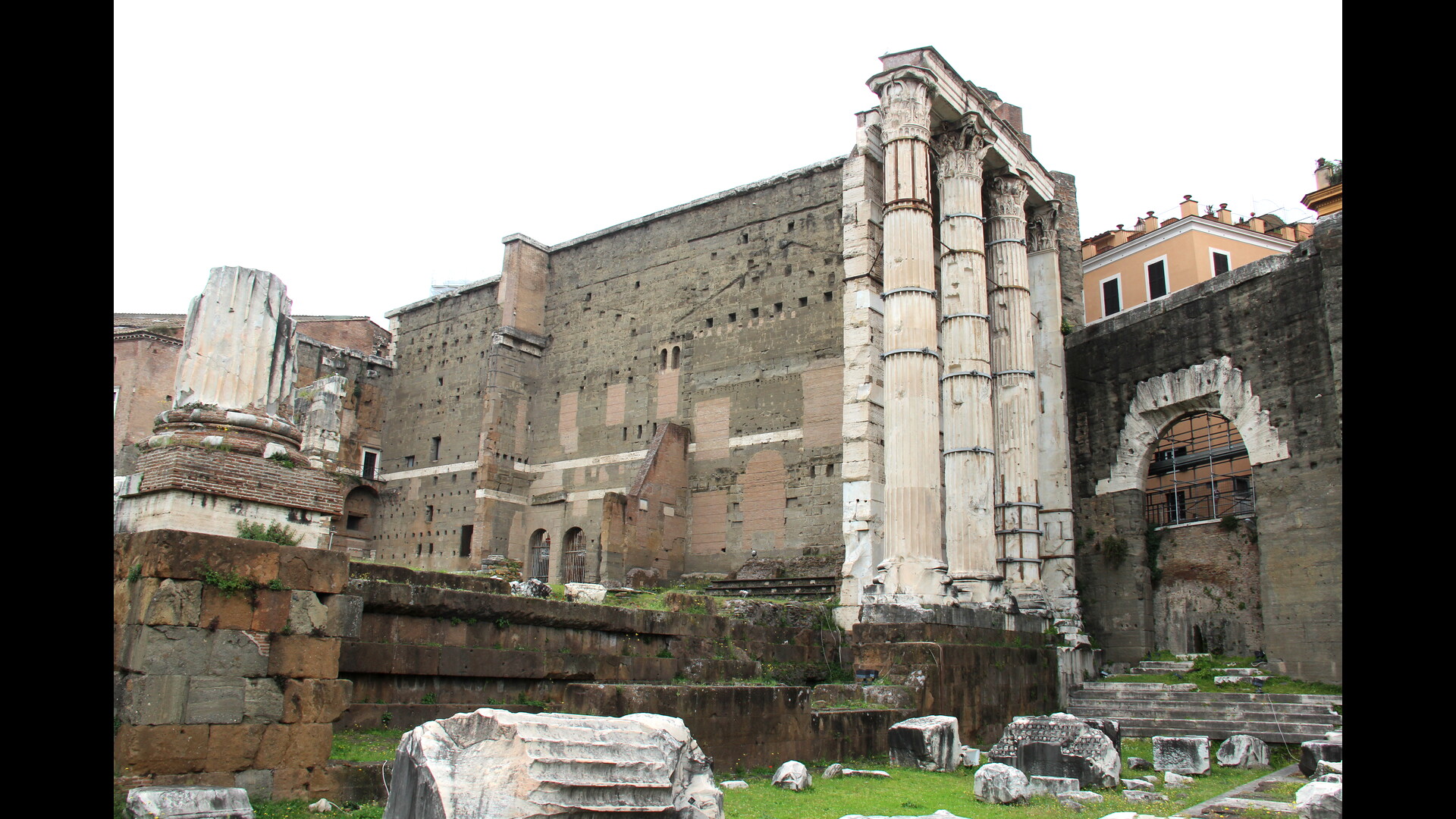 TempleMarsUltor : Photo prise à Rome aujourd'hui. Temple de Mars Vltor sur le forum d’Auguste