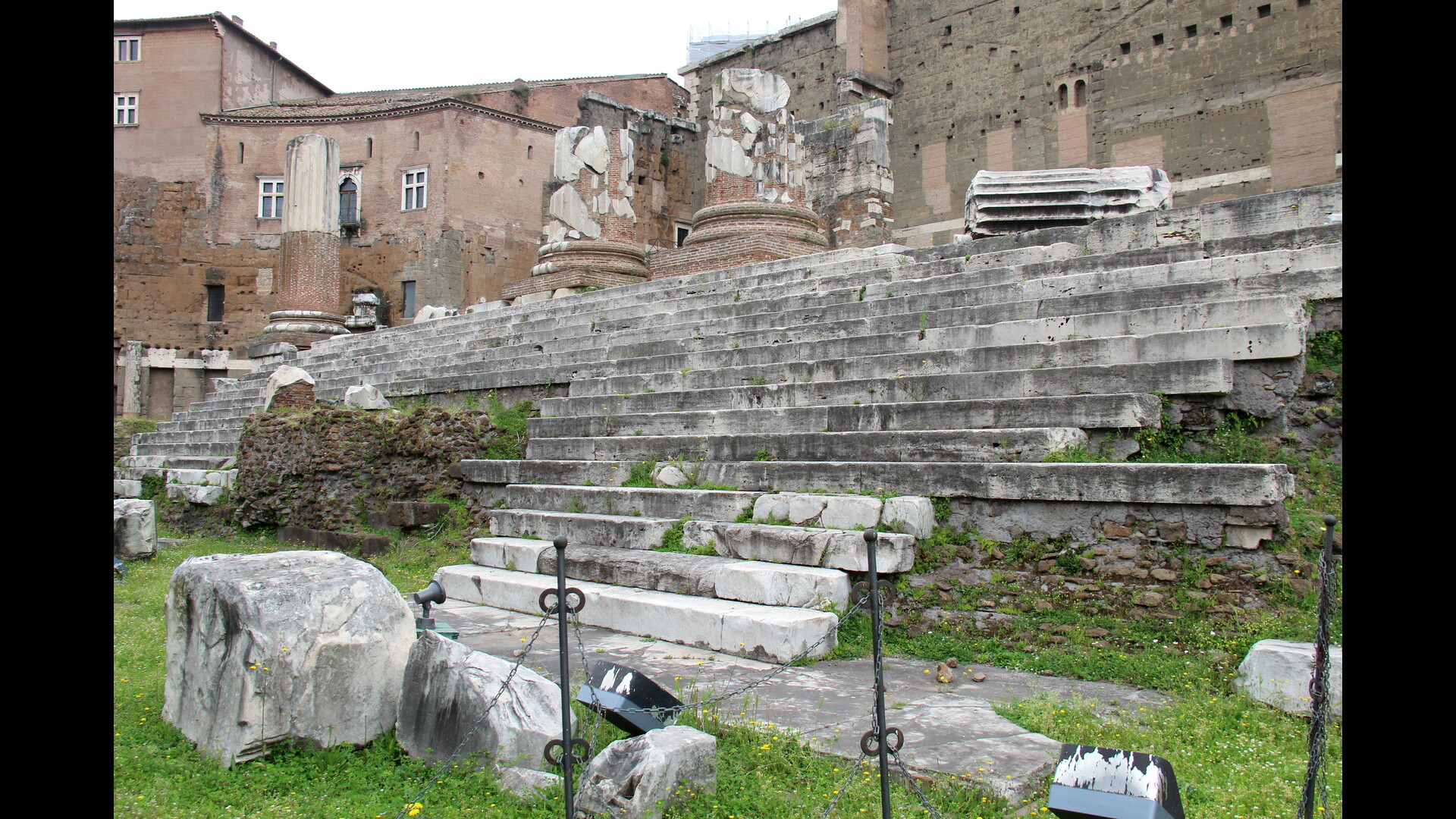 TempleMarsUltor : Photo prise à Rome aujourd'hui. Temple de Mars Vltor sur le forum d’Auguste