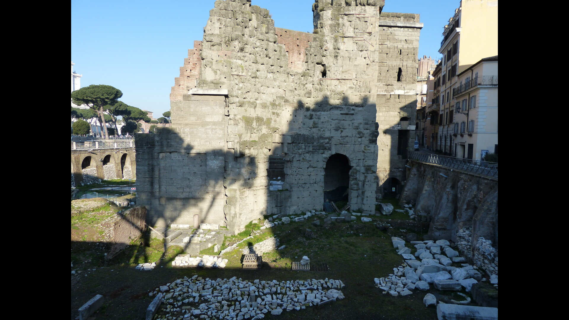 Temple de Minerve (forum de Nerva) : Photo prise à Rome aujourd'hui. Arrière de la cella du temple de Minerve sur le forum de Nerva, au premier plan à gauche