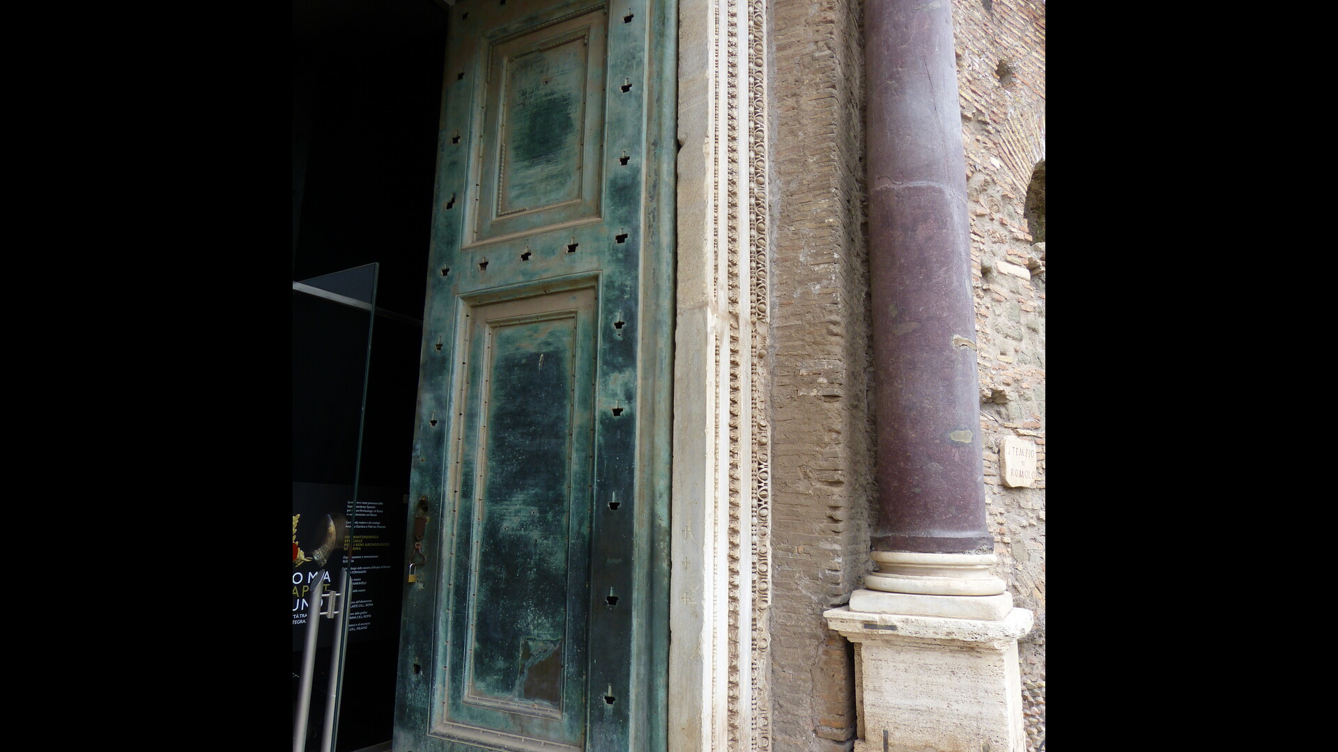 Temple dit de Romulus : Photo prise à Rome aujourd'hui. Porte du temple de Romulus