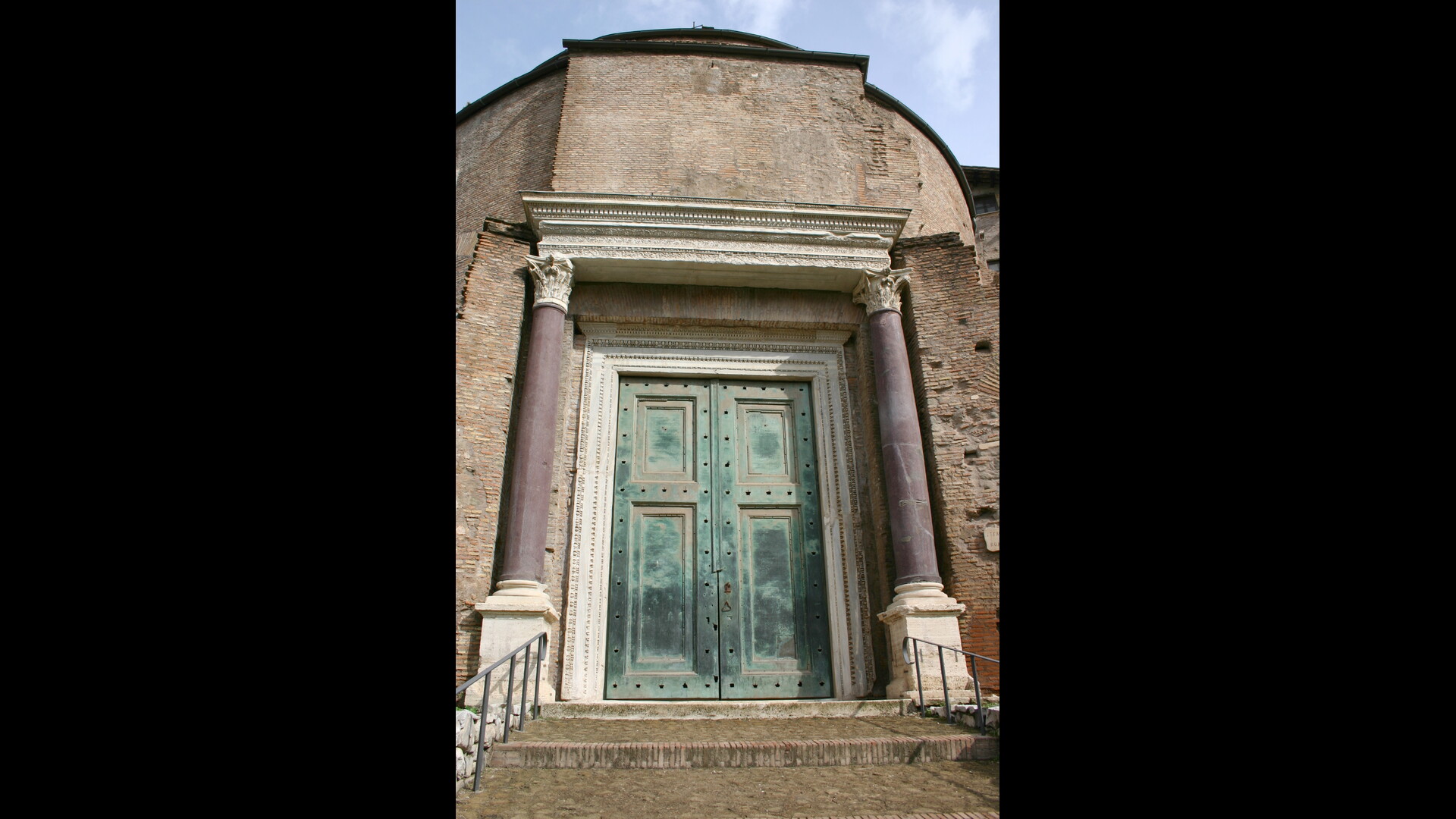 Temple dit de Romulus : Photo prise à Rome aujourd'hui. Porte du temple de Romulus flanquée de deux colonnes en porphyre