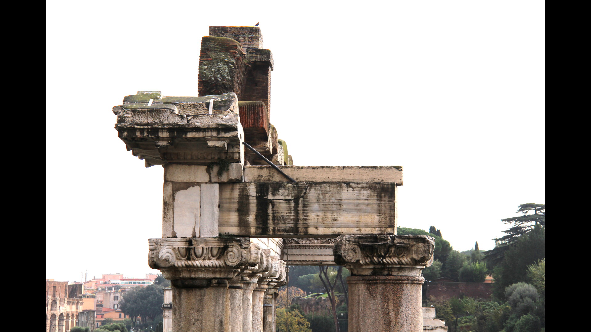 TempleSaturne : Photo prise à Rome aujourd'hui. Détail de l’entablement du temple de Saturne