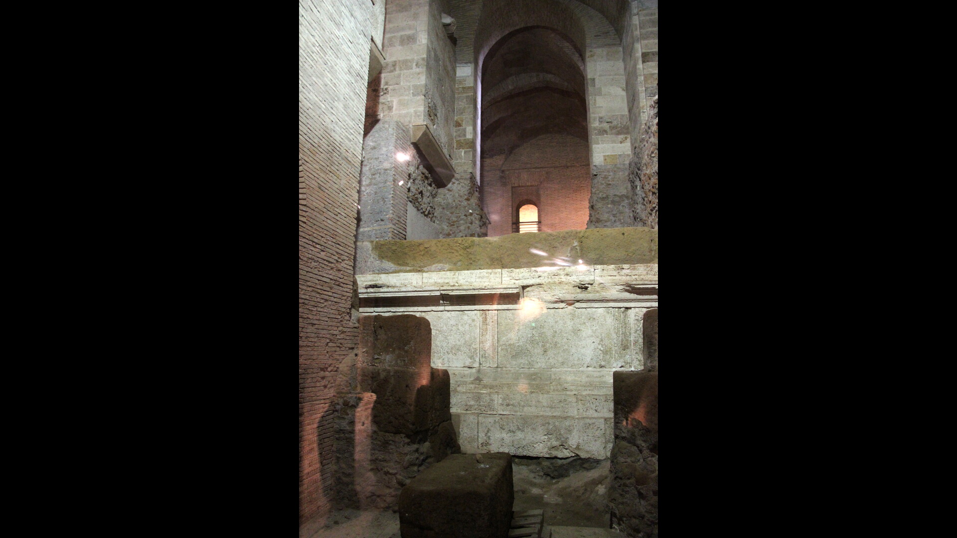 Temple de Véiovis (Capitole) : Photo prise à Rome aujourd'hui. Podium du temple de Veiovis dans les Musées du Capitole