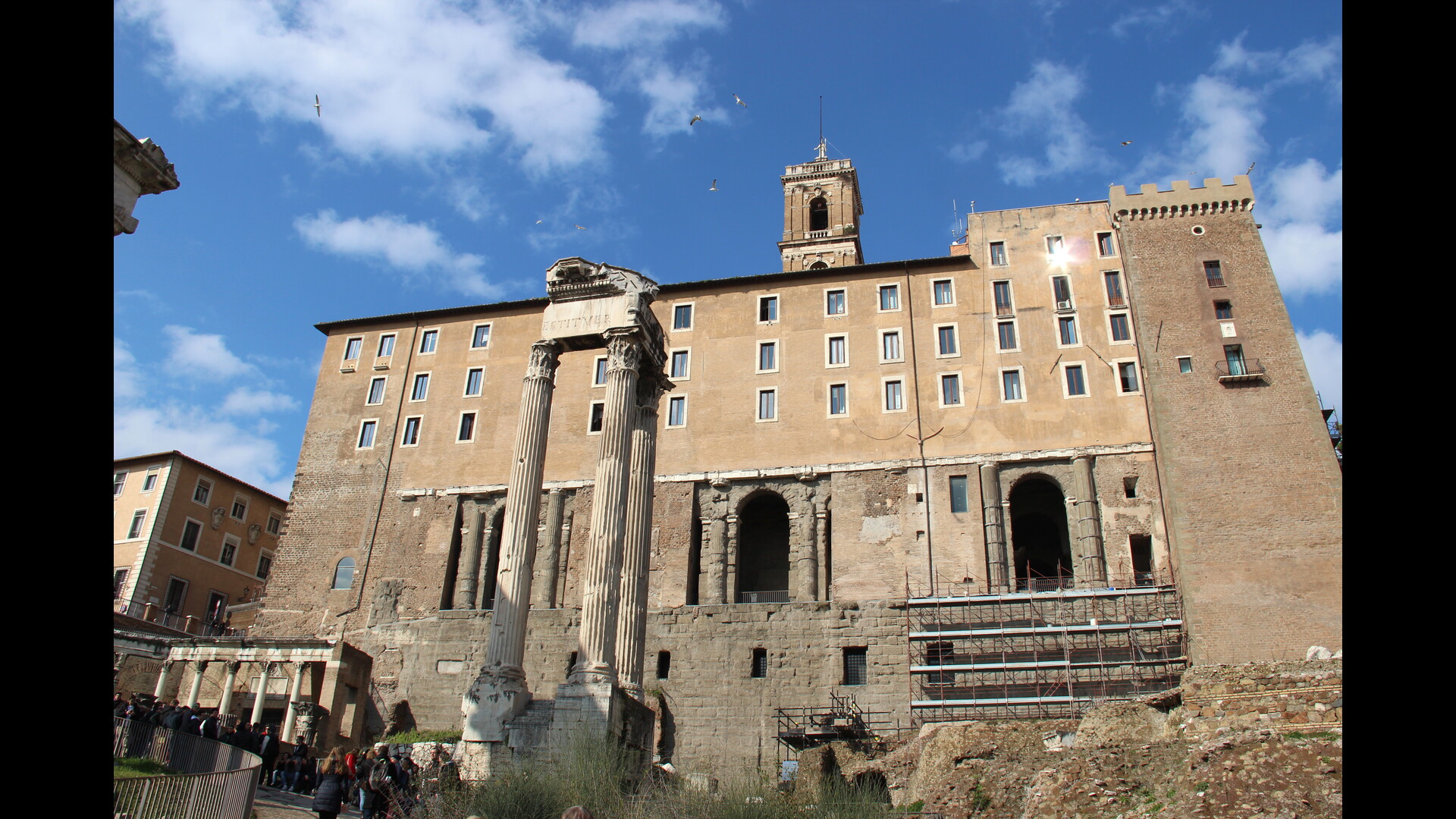 TempleVenusVictrixCapitole : Photo prise à Rome aujourd'hui. « Tabularium », en fait substruction de la terrasse des temples de Vénus Victrix, du Genius populi Romani et de Fortuna