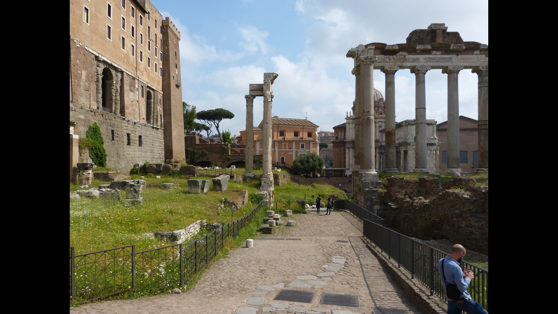 Temple de Vespasien : Photo prise à Rome aujourd'hui. Le temple de Vespasien vu du cliuus capitolinus. A droite, le temple de Saturne