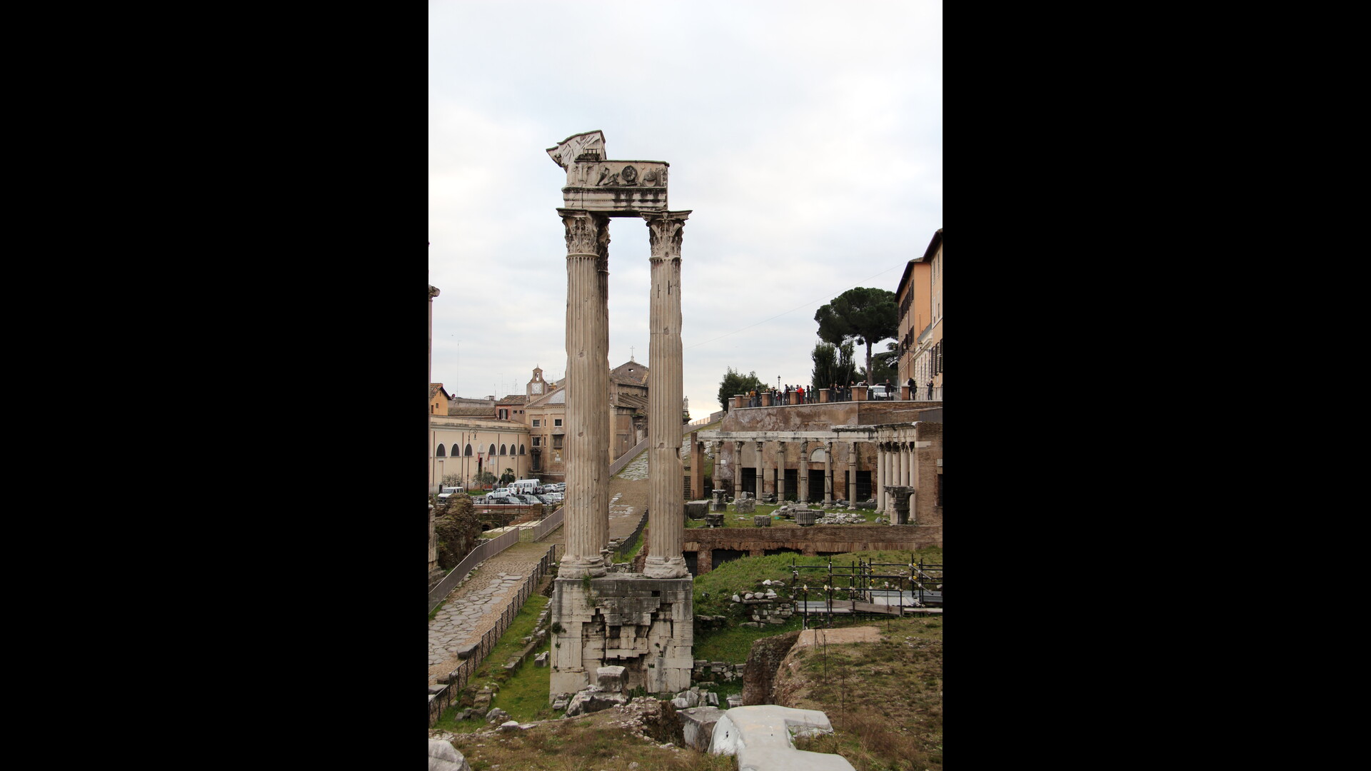 Temple de Vespasien : Photo prise à Rome aujourd'hui.