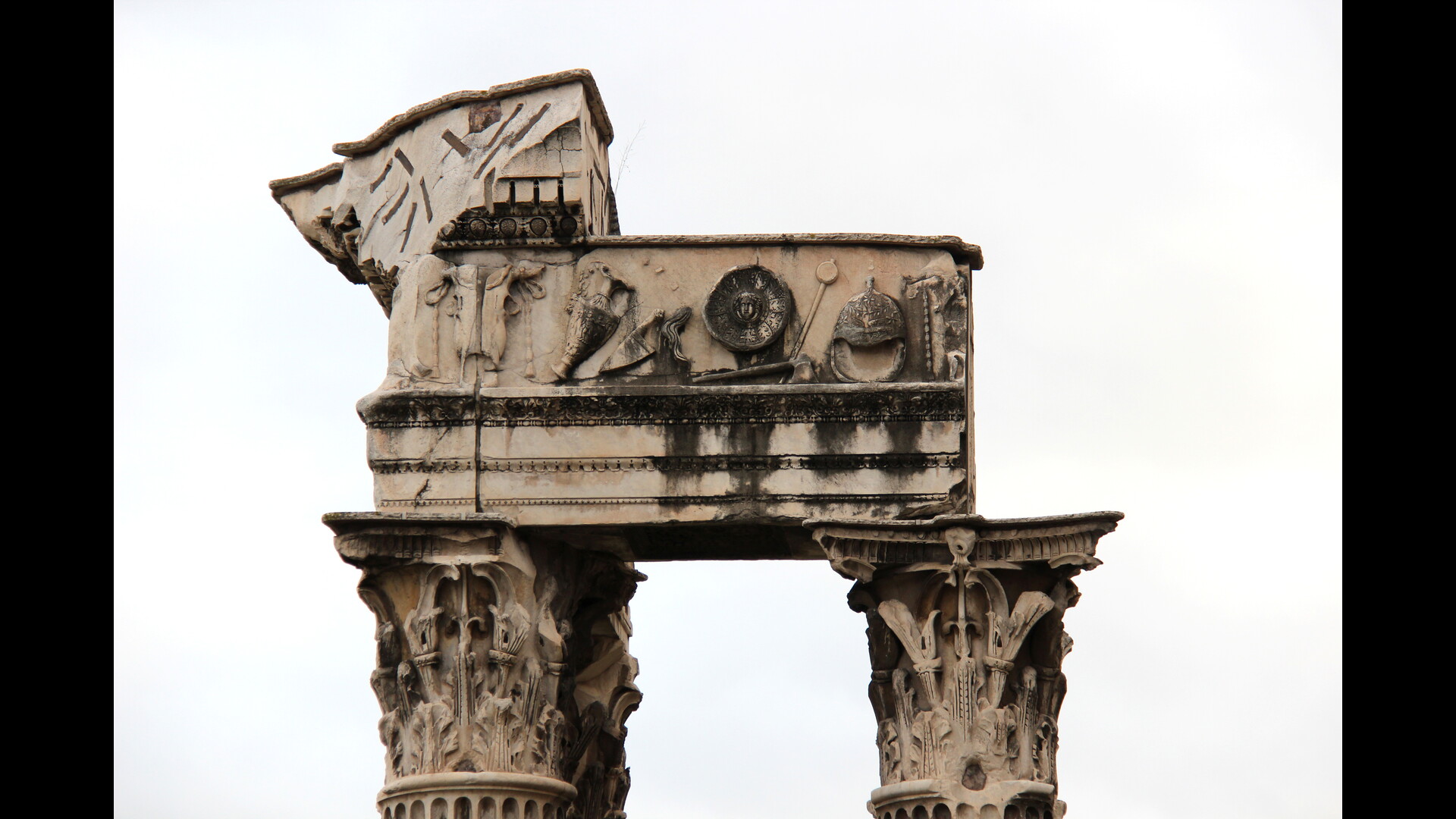 Temple de Vespasien : Photo prise à Rome aujourd'hui. Détail de l’entablement du temple de Vespasien