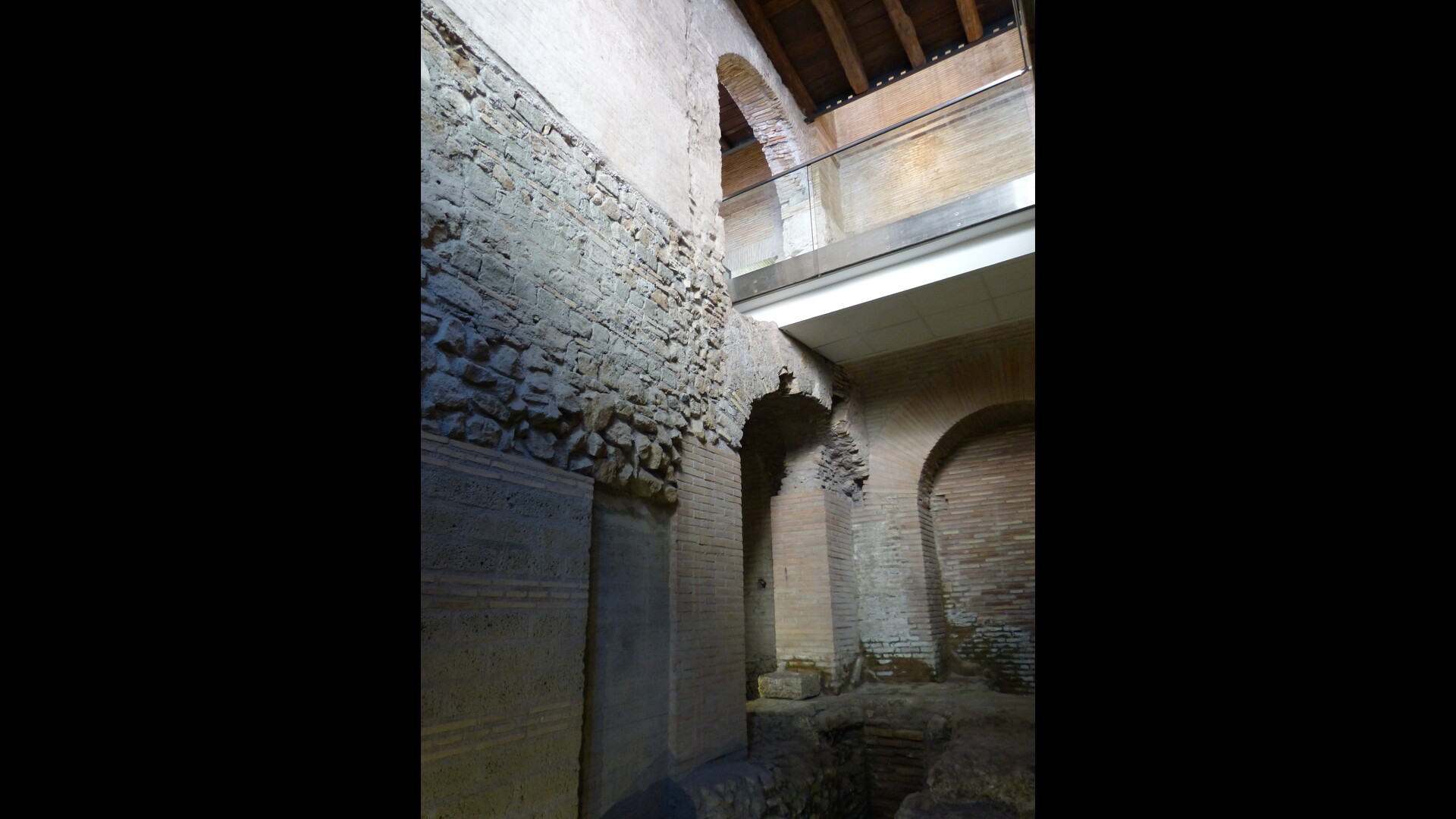 Théâtre de Balbus : Photo prise à Rome aujourd'hui. Portique du théâtre de Balbus