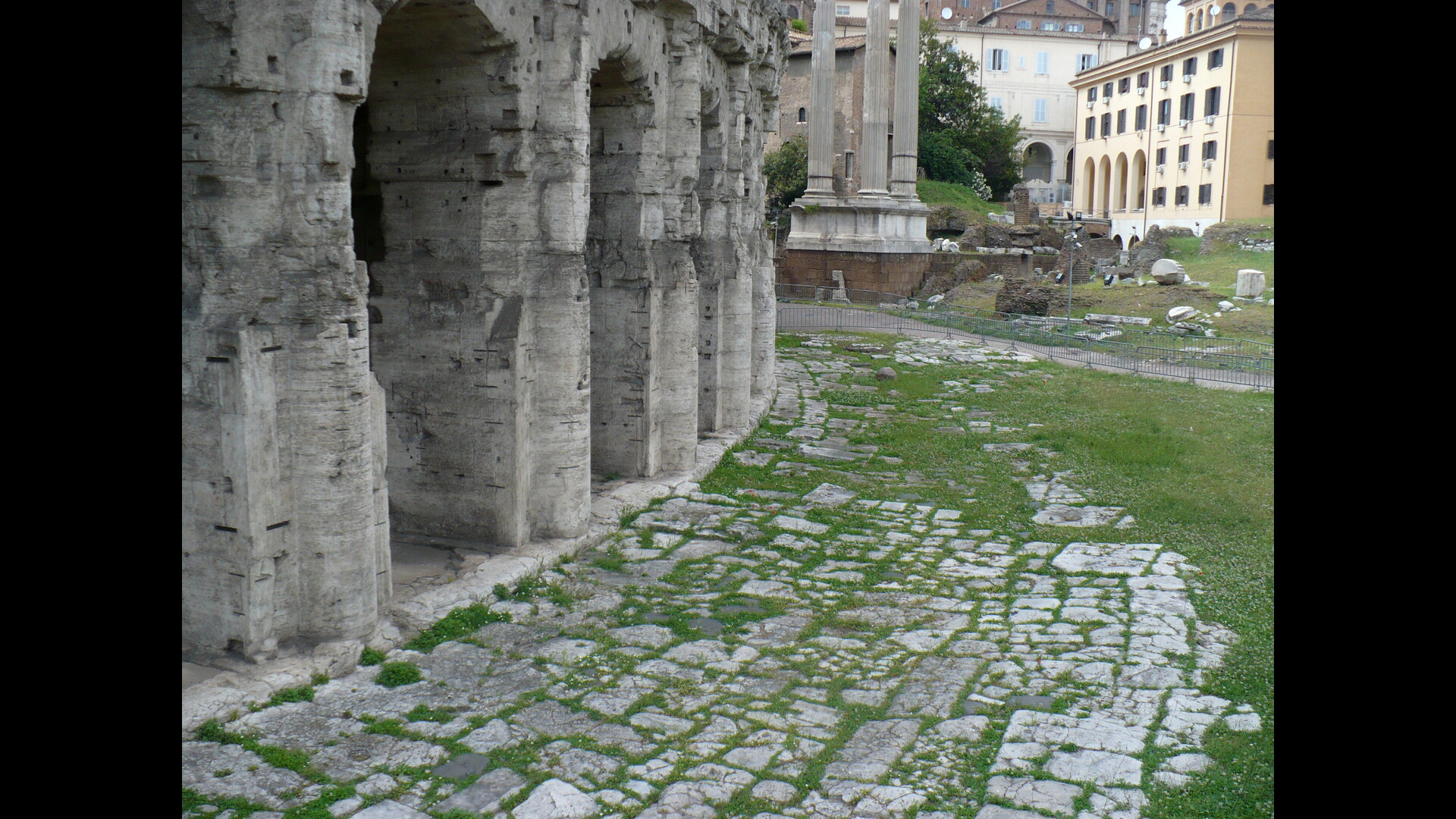 Théâtre de Marcellus : Photo prise à Rome aujourd'hui. Le pavement devant le théâtre de Marcellus