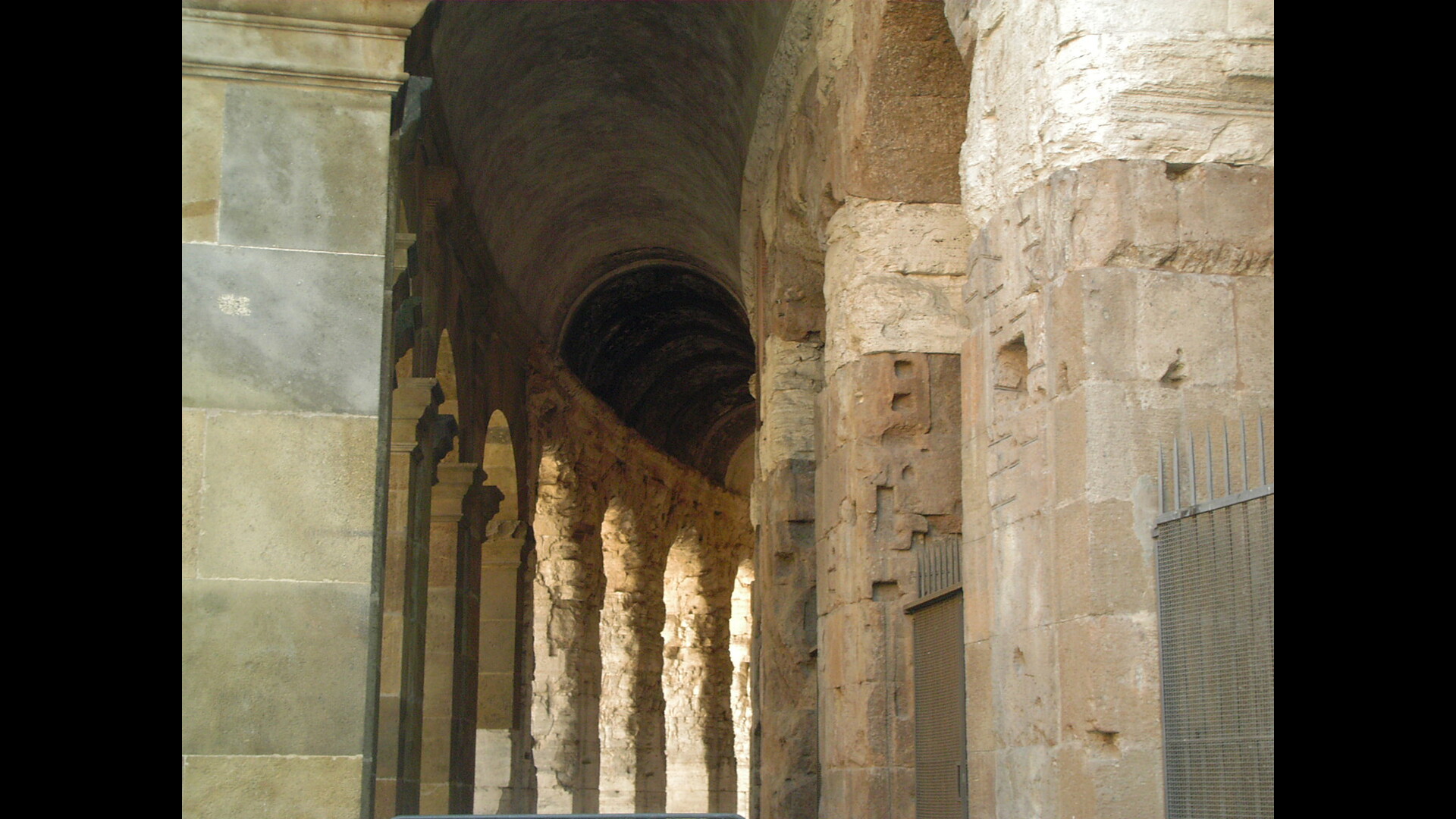 Théâtre de Marcellus : Photo prise à Rome aujourd'hui. Galerie du théâtre de Marcellus