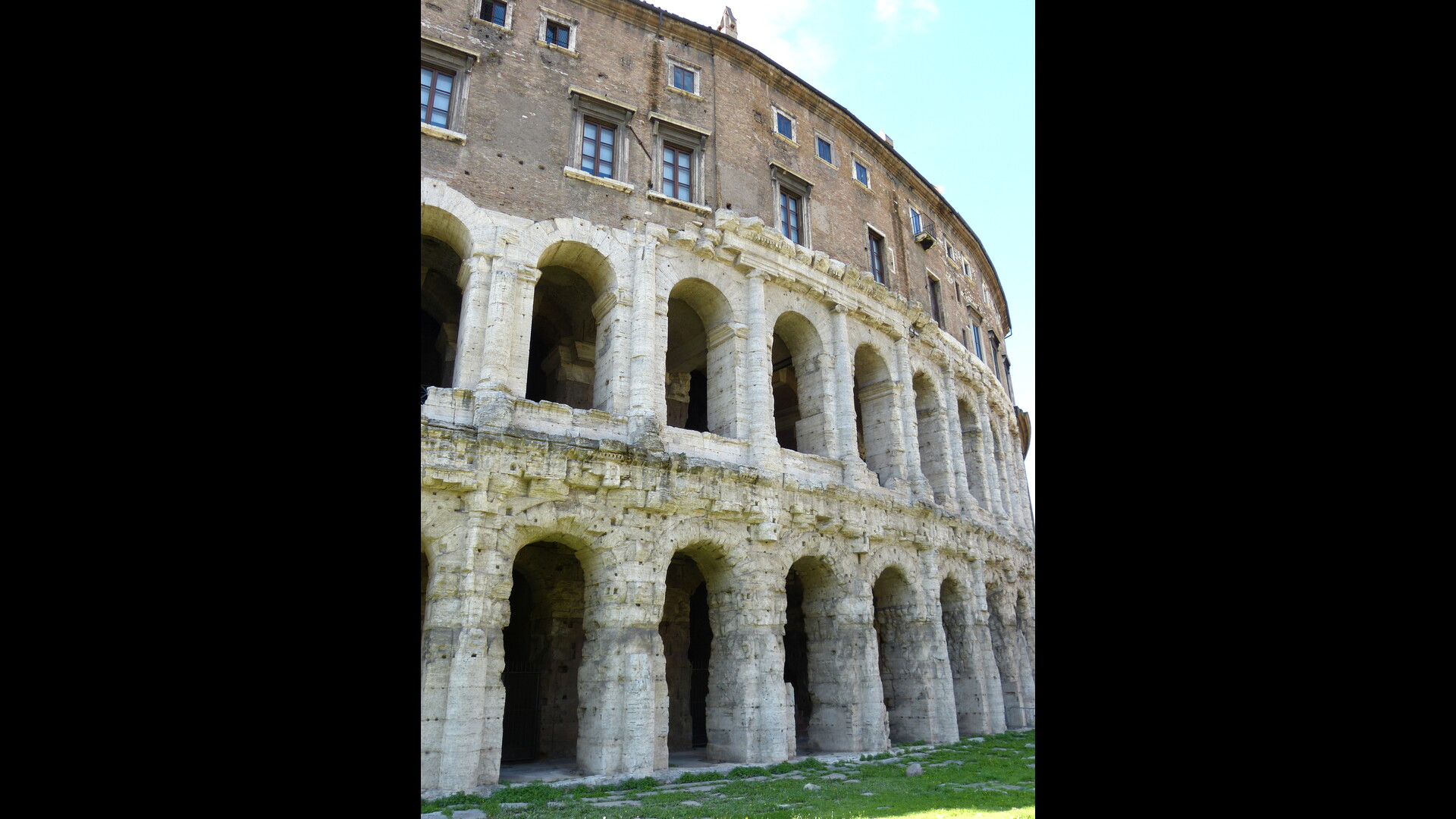 Théâtre de Marcellus : Photo prise à Rome aujourd'hui.