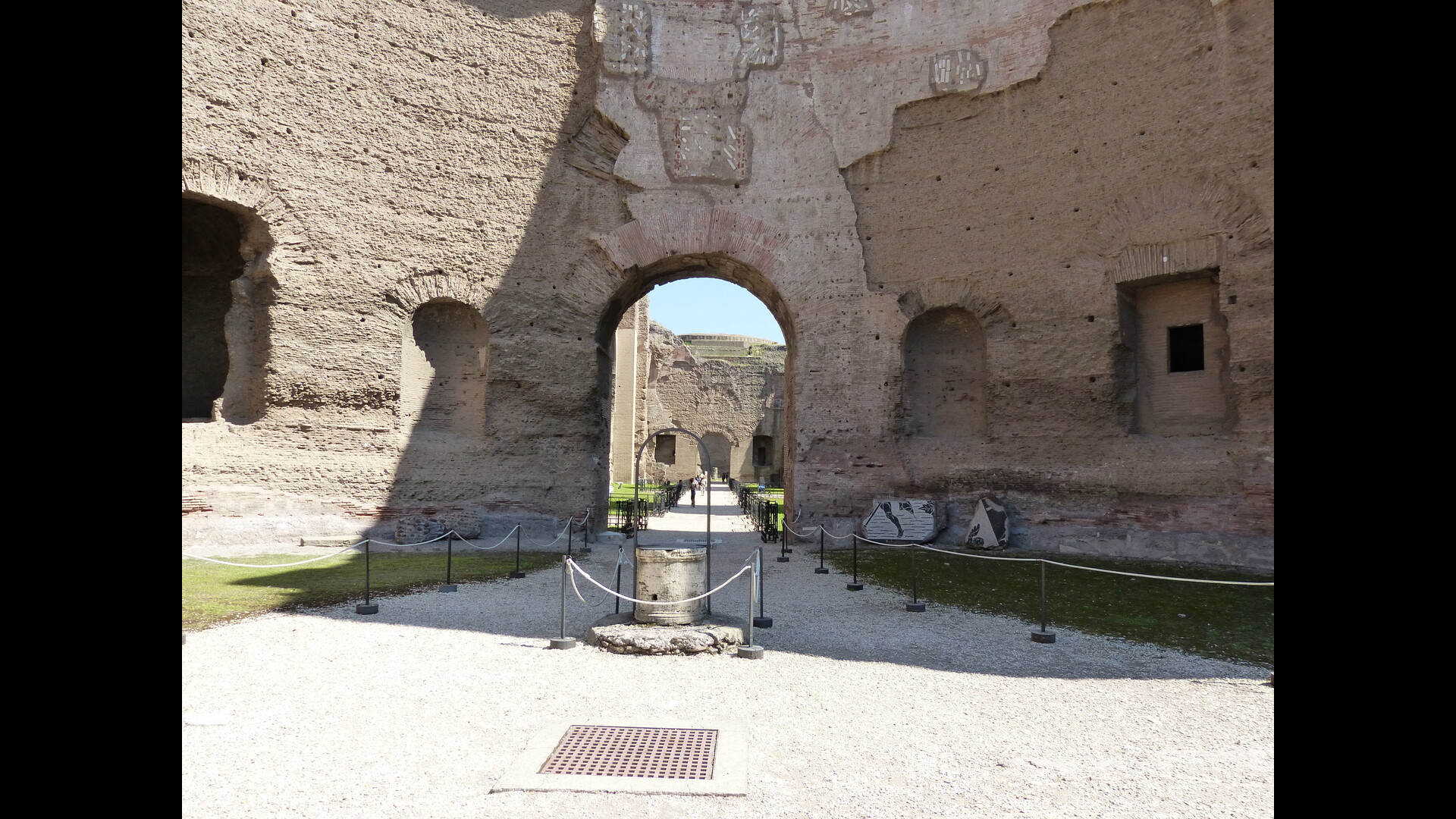 Thermes de Caracalla : Photo prise à Rome aujourd'hui. Exèdre des athlètes dans la palestre occidentale des thermes de Caracalla