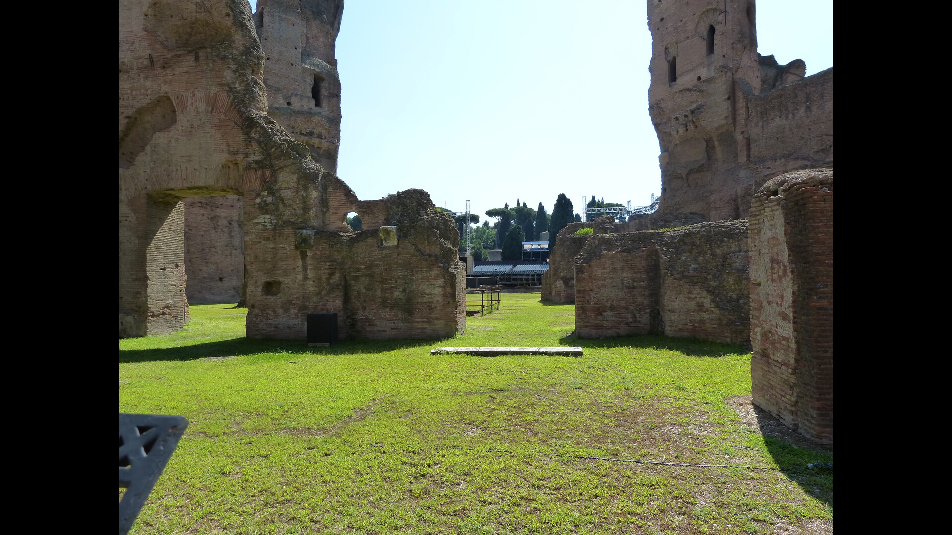 Thermes de Caracalla : Photo prise à Rome aujourd'hui. Tepidarium et caldarium en arrière plan des thermes de Caracalla