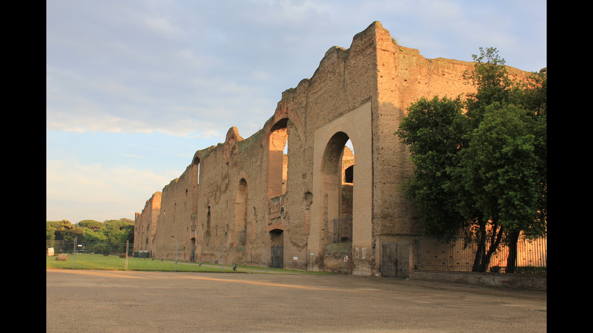 Thermes de Caracalla : Photo prise à Rome aujourd'hui. Façade du bloc thermal des thermes de Caracalla